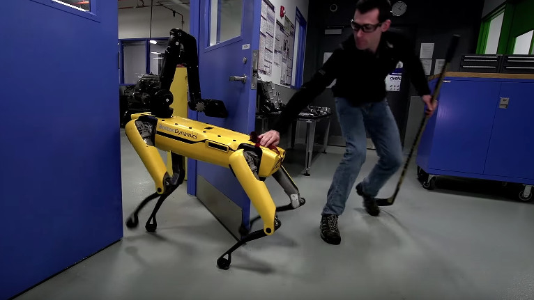 Борьба робота с человеком попала на видео