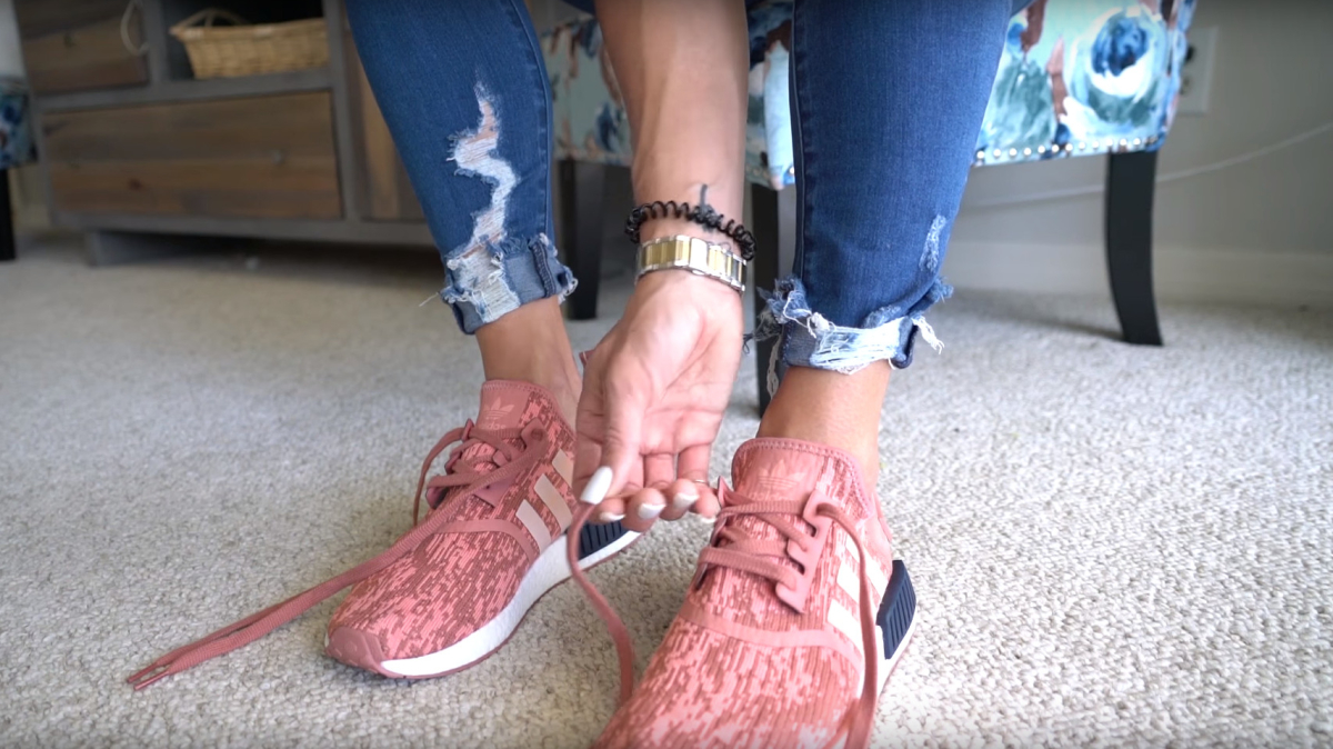 Как завязать шнурки одной рукой