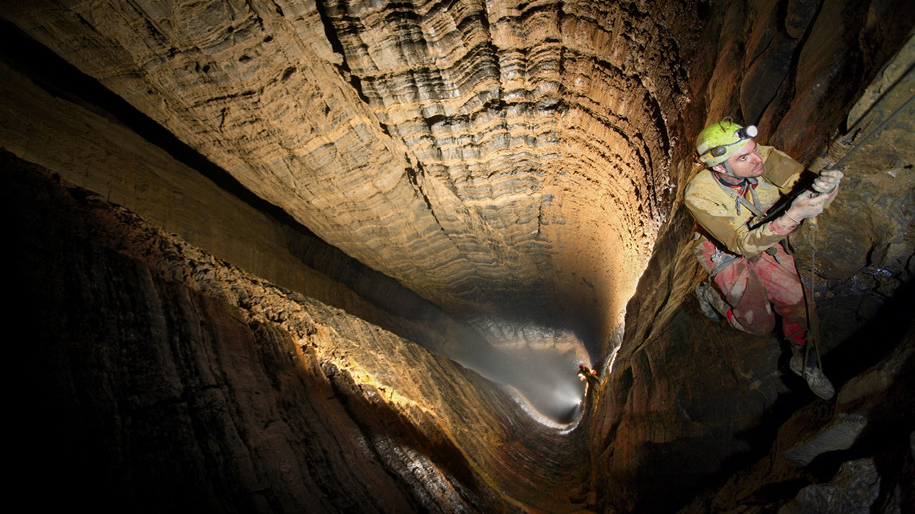 На дне самой глубокой пещеры нашли неизвестную жизнь