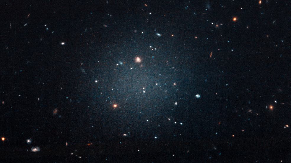 Найдена галактика почти без темной материи