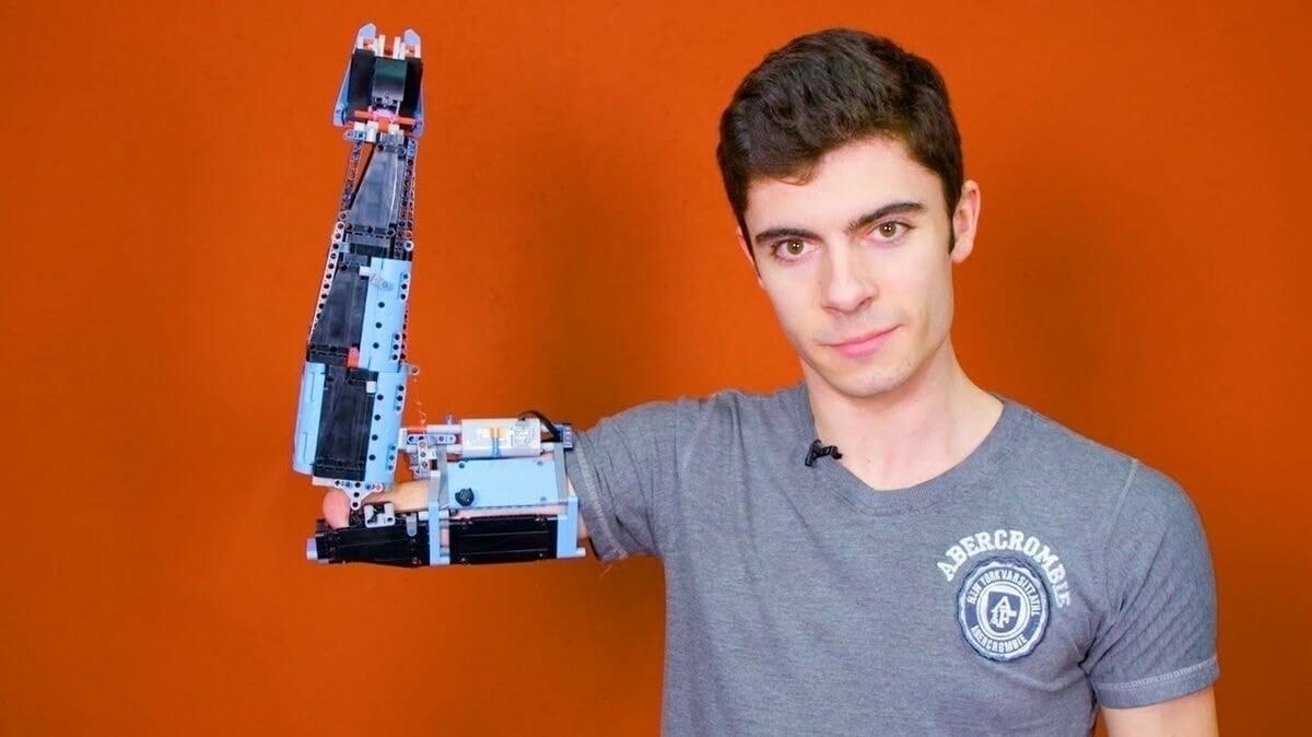 Как подросток сделал протез руки из Lego