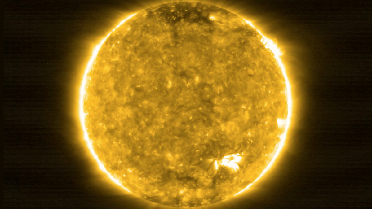 Опубликованы завораживающие снимки Солнца с близкого расстояния 