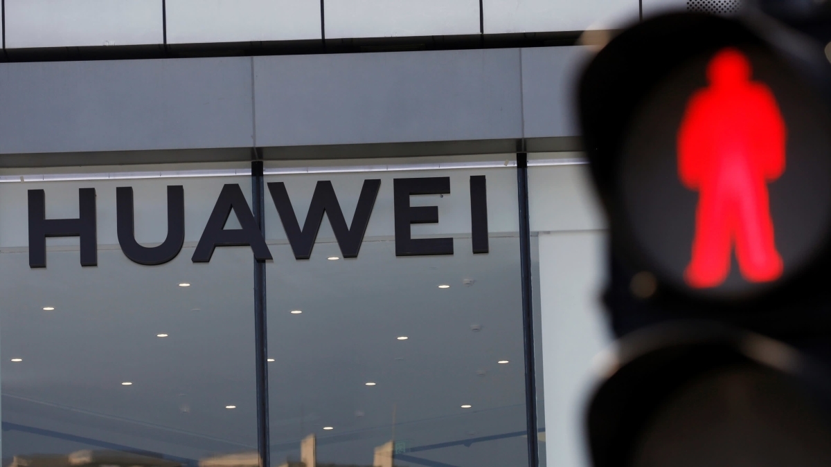 Huawei в панике скупает все доступные компоненты