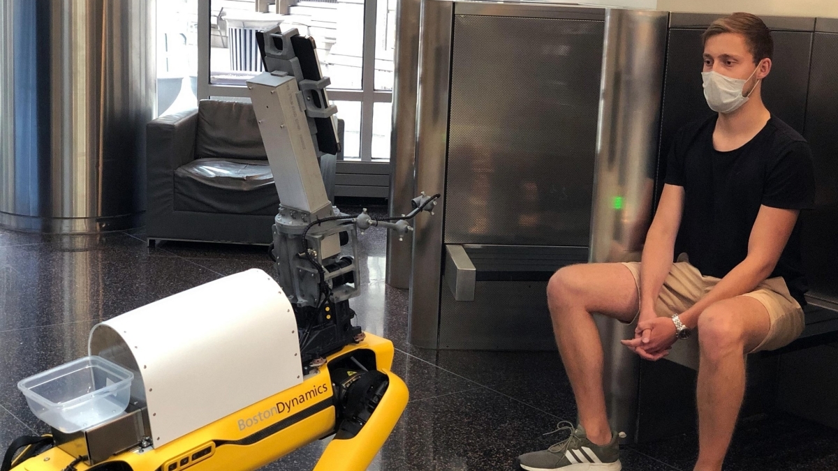 Роботы Boston Dynamics следят за пациентами с COVID-19