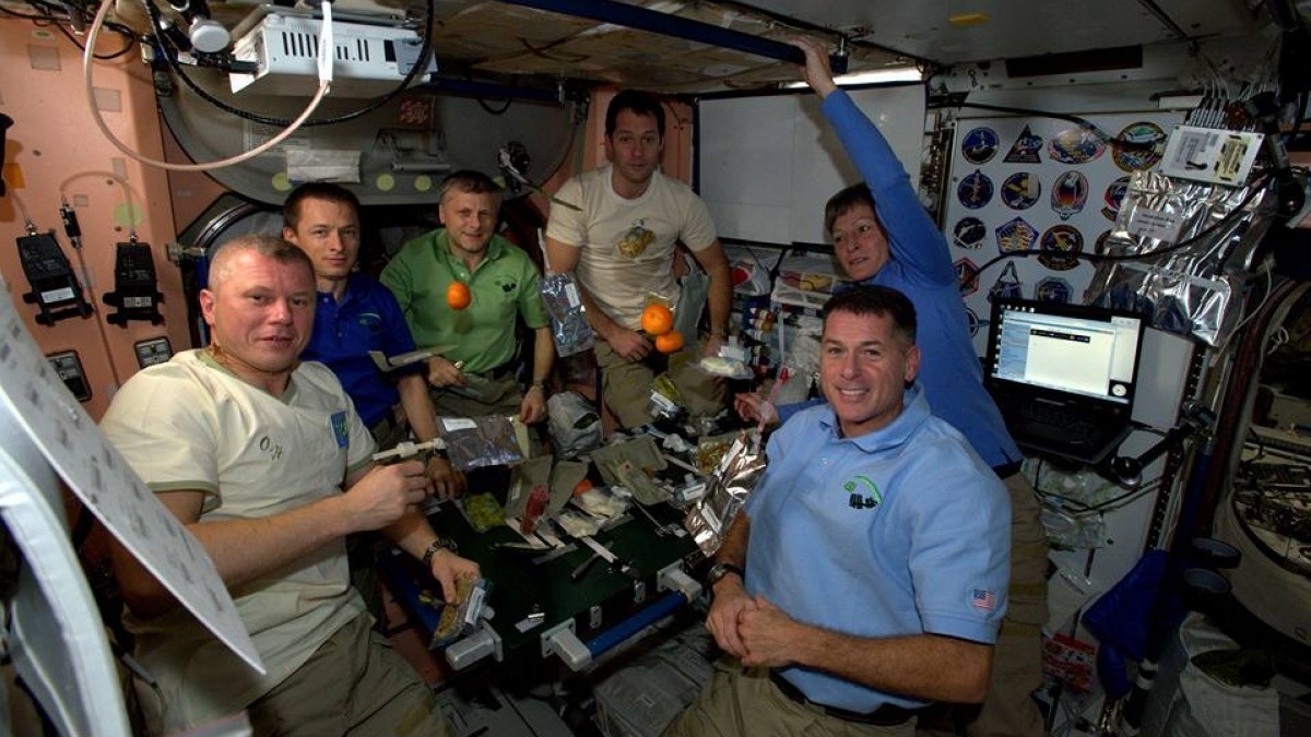 День Благодарения в невесомости: готовим ужин на Международной космической станции