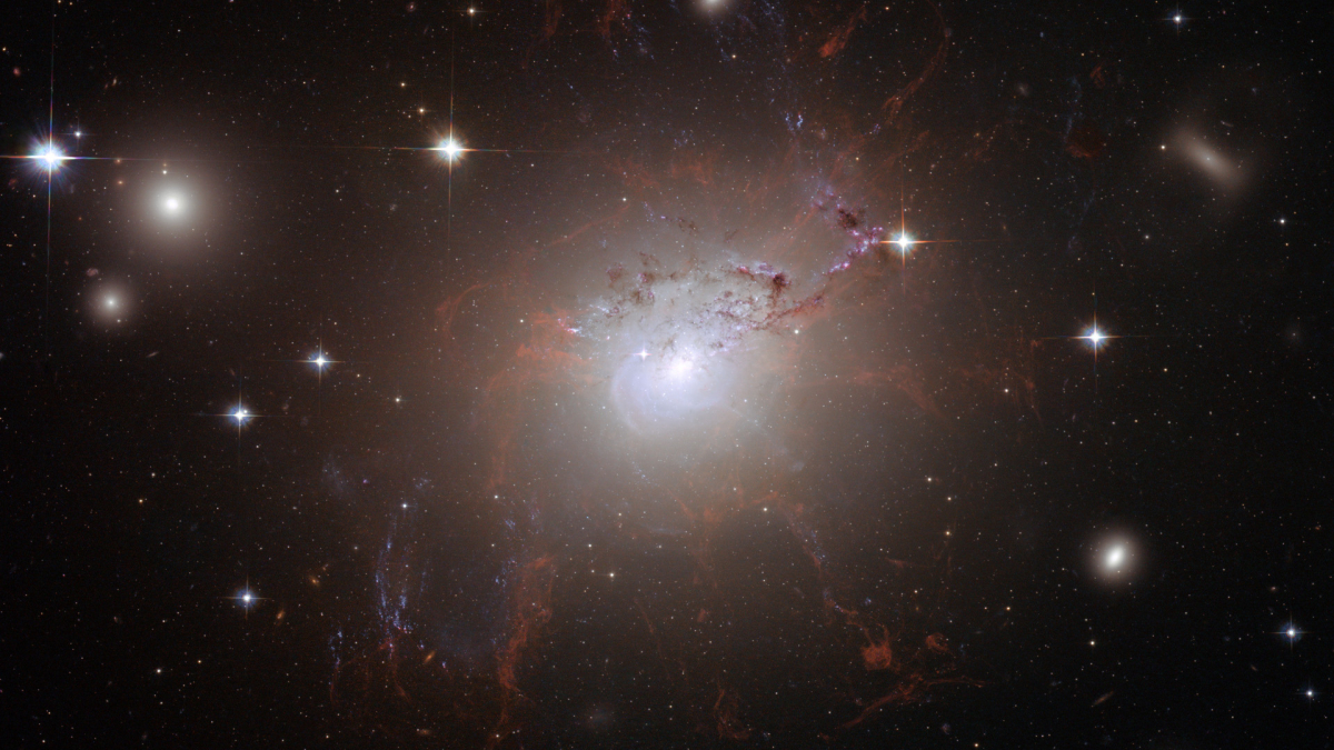 Ученые объяснили отсутствие темной материи в странной галактике