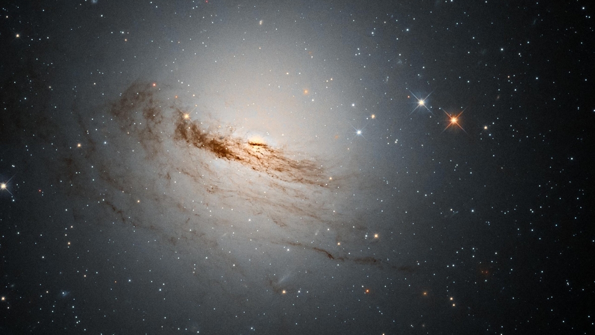 Впервые удалось запечатлеть линзовидную галактику