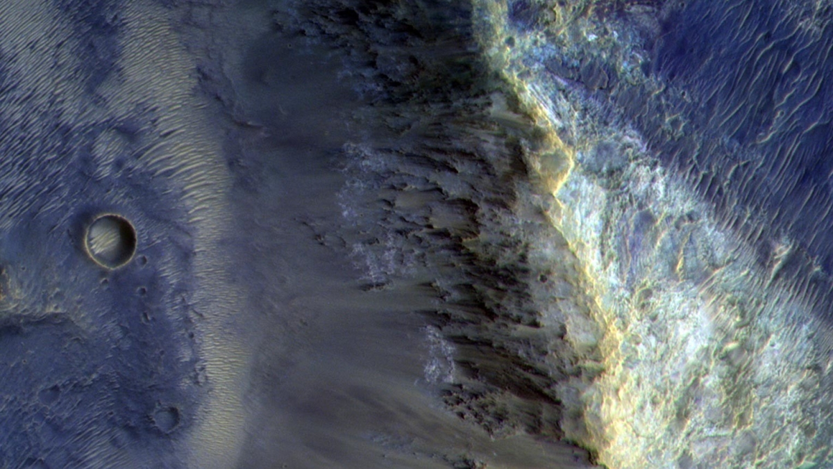 На краю марсианского кратера