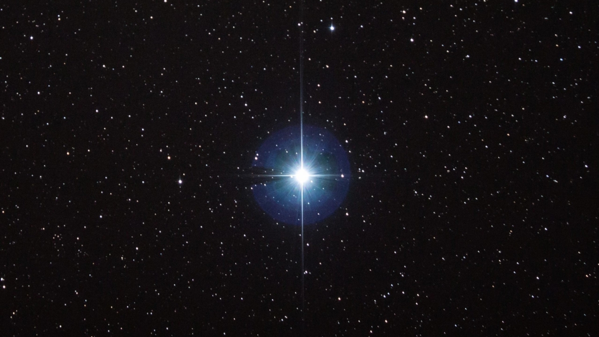 Гигантская планета может вращаться вокруг одной из самых ярких звезд в ночном небе