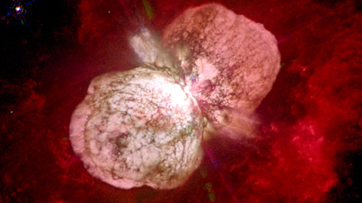 Моделирование сложной истории необыкновенной звезды Eta Carinae
