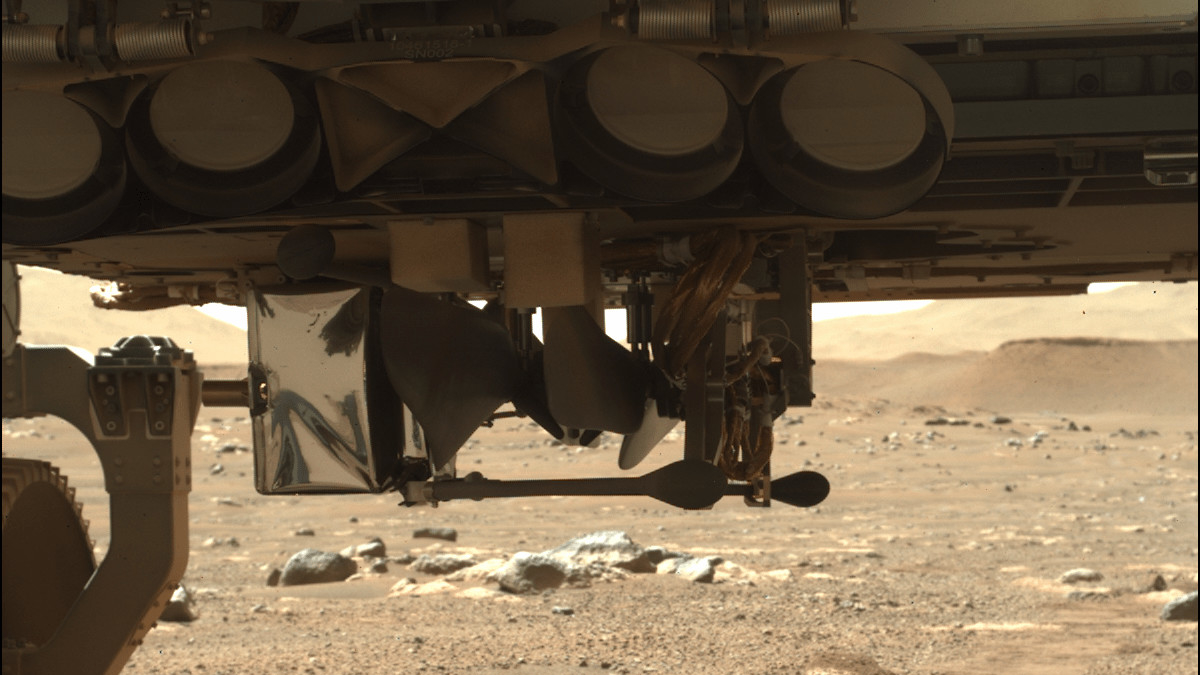 Марсоход Perseverance убрал защитный купол, закрывающий вертолет Ingenuity