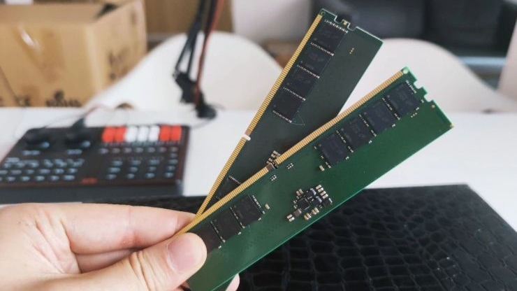 Появились первые официальные фотографии предсерийных модулей памяти DDR5
