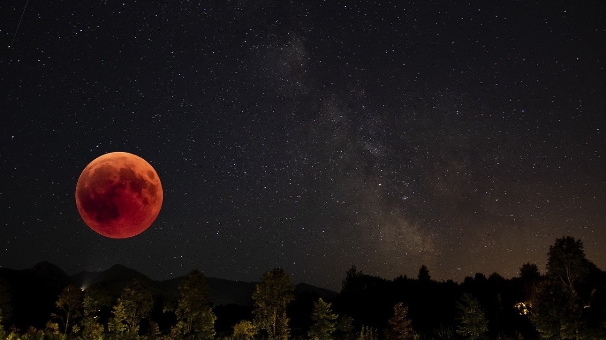 Советы по наблюдению за небом в мае: парад скалистых планет и затмение Кровавой Луны