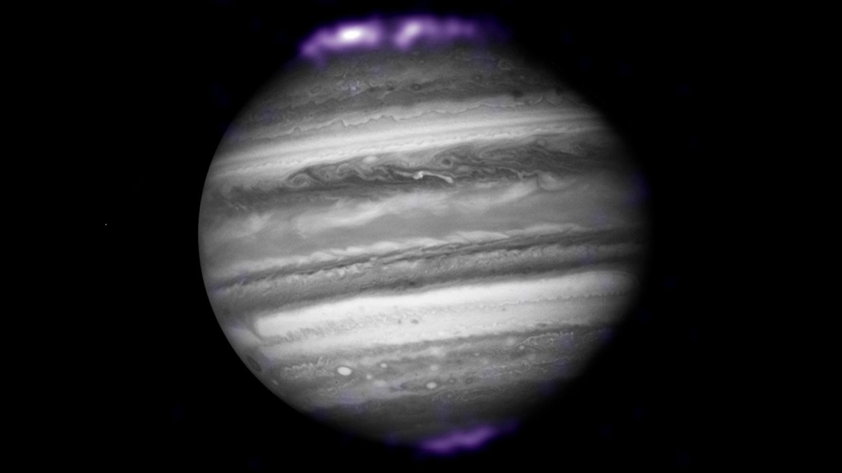Обнаружен источник странных вспышек на полюсах Юпитера
