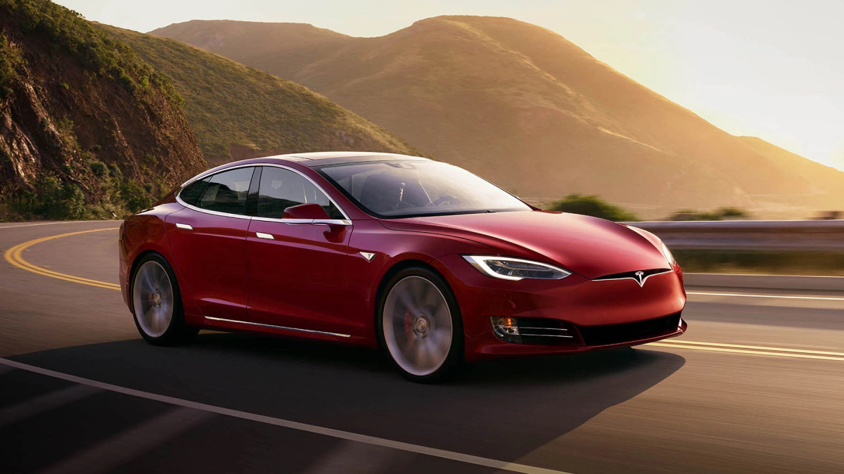 Tesla Model S против самых быстрых бензиновых седанов на треке — невероятная гонка