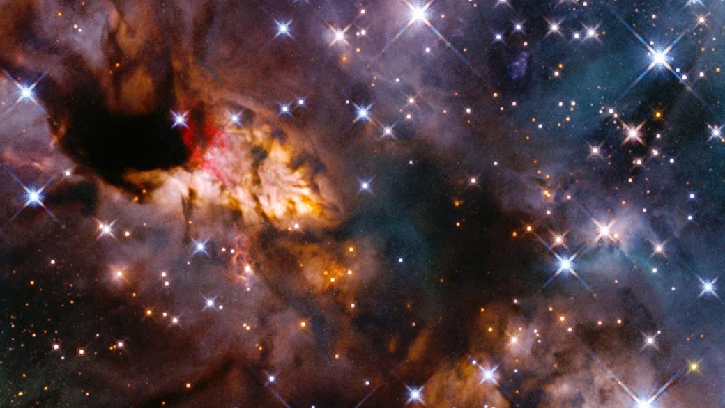 Hubble запечатлел огромную небесную креветку, плывущую через космическую бездну