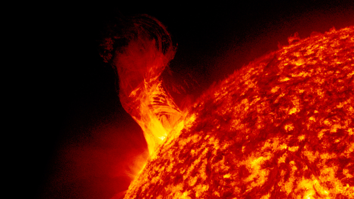 Темные пальцы на Солнце — ученые нашли объяснение загадочному феномену