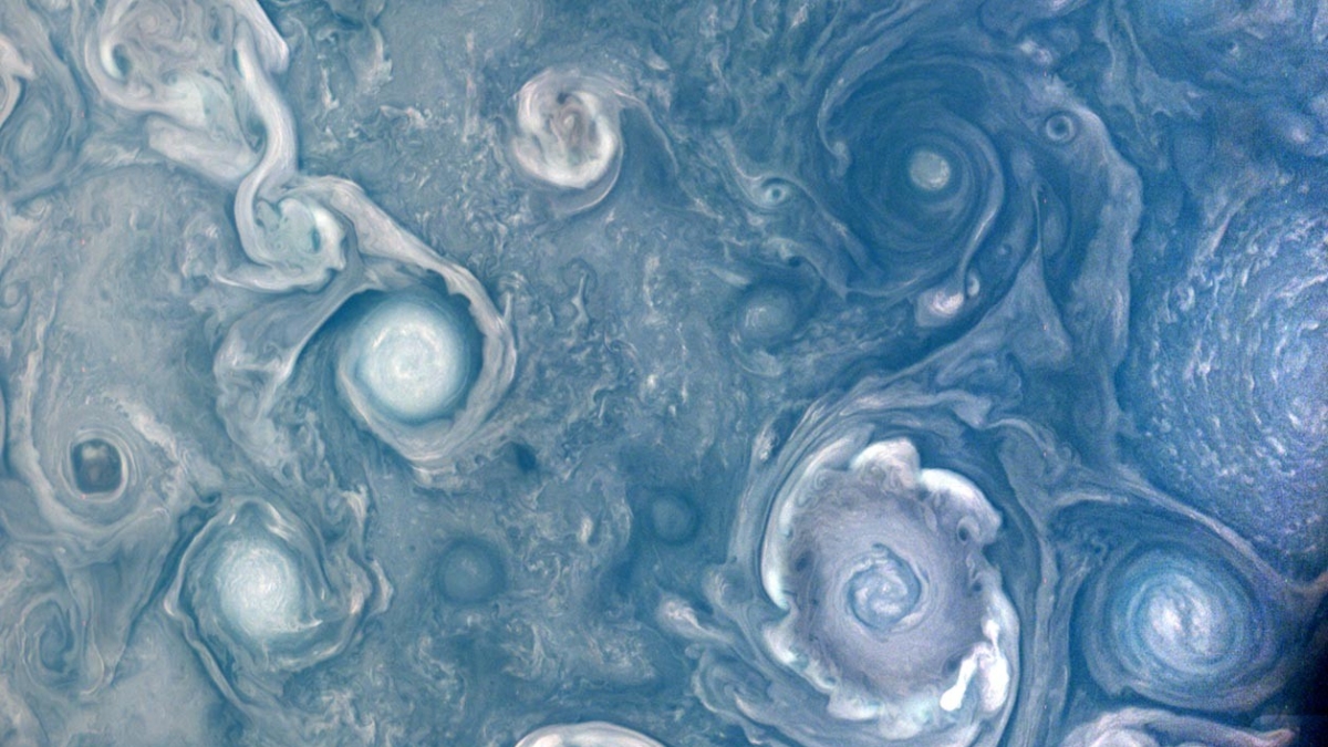 Потрясающий снимок вихрей на поверхности Юпитера от аппарата Juno