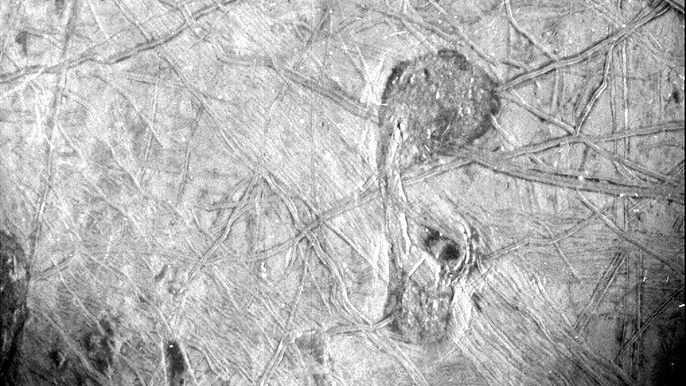 Загадочные области ледяной луны Юпитера Европы удалось заснять в высоком разрешении
