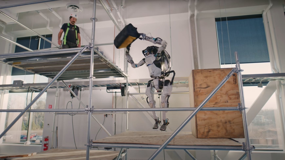 Роботы Boston Dynamics побегали по строительным лесам и покидались сумками в людей