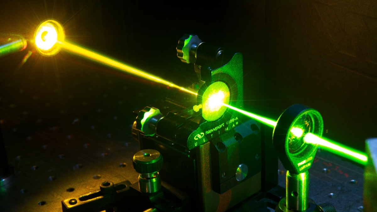 Ученые испытали самый мощный и точный лазер в коридоре университета