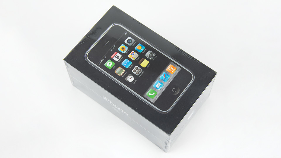 Запечатанный iPhone первого поколения и Apple-1 с подписью Стива Возняка выставлены на аукционе
