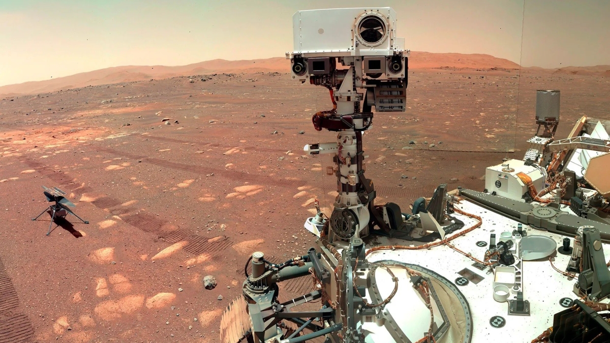 Марсоход NASA Perseverance заснял пылевой смерч проносящийся по Марсу