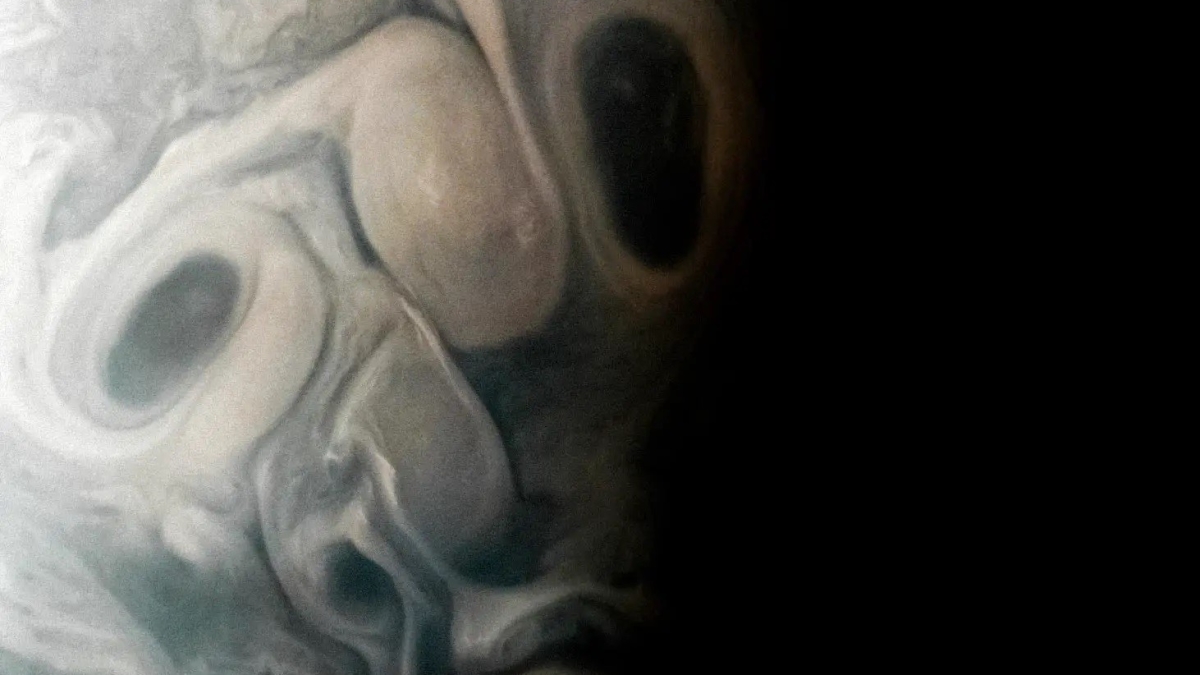 Аппарат NASA Juno заснял жуткое лицо на Юпитере