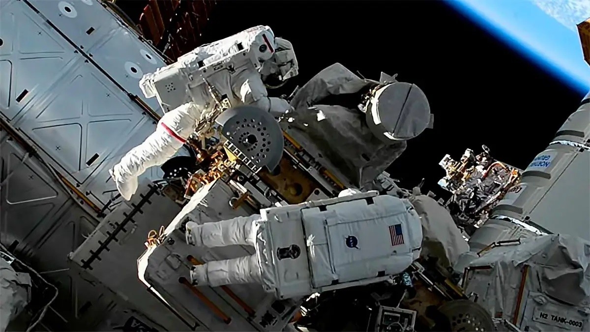 Астронавты потеряли сумку с инструментами на орбите