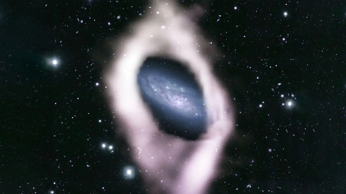 Астрономы обнаружили скрытое полярное кольцо у далекой галактики