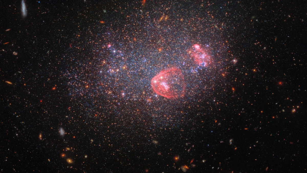 Hubble заснял невероятный светящийся шар из миллиарда звезд