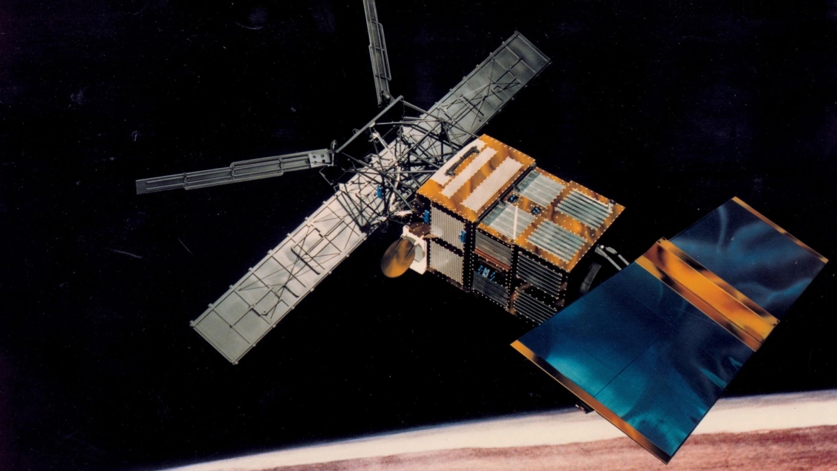 Европейский спутник ERS-2 массой более 2 тонн рухнул на Землю