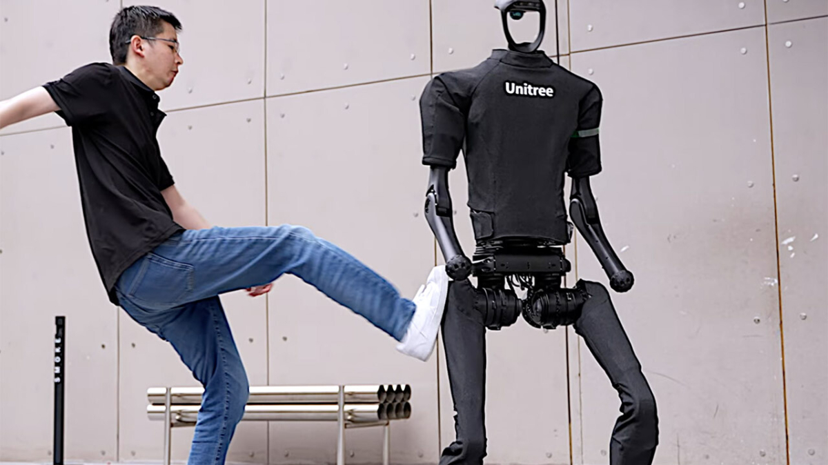 Китайский гуманоидный робот побил рекорд скорости бега