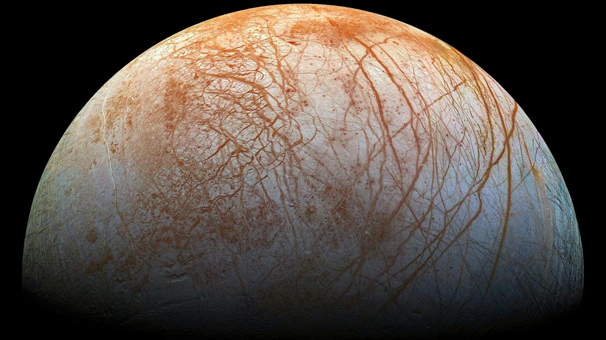 Следы жизни подтверждены в ледяных зернах внешних лун Сатурна