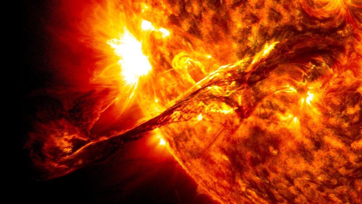 Наука простыми словами: Что такое солнечный протуберанец?