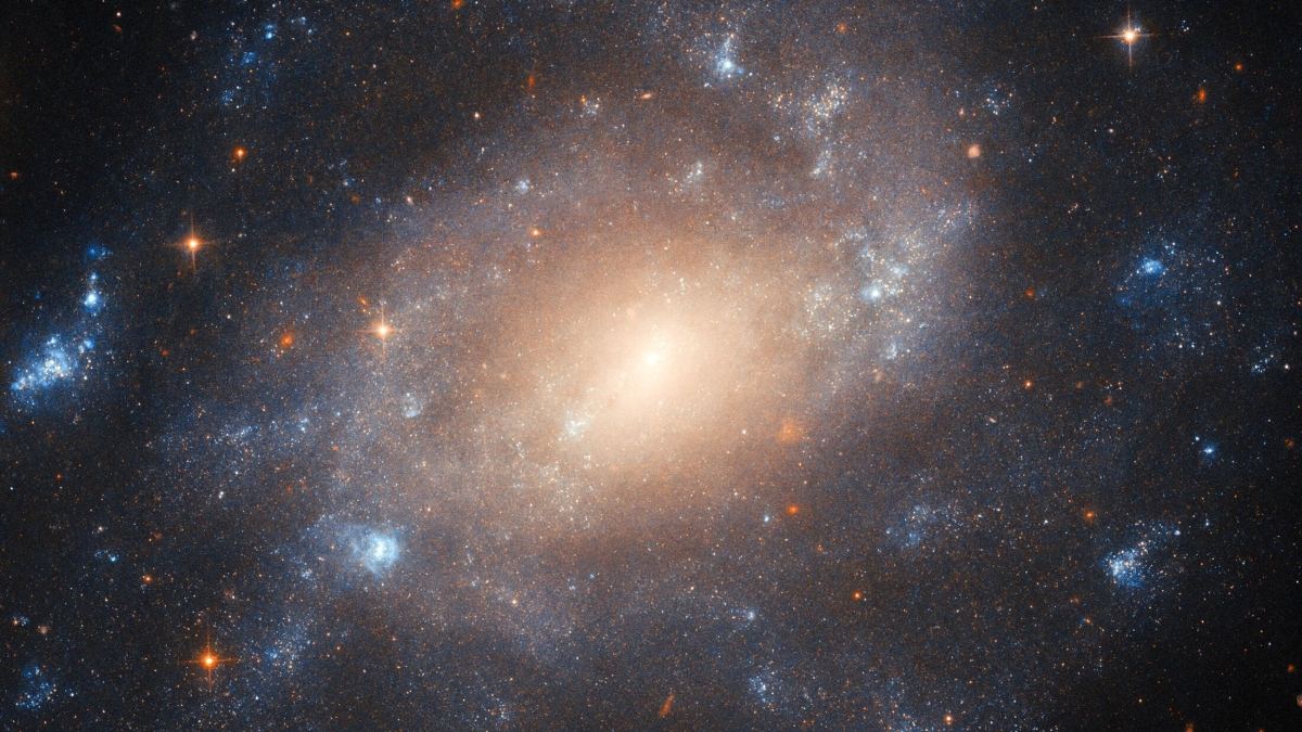 Hubble показал светящееся ядро спиральной галактики