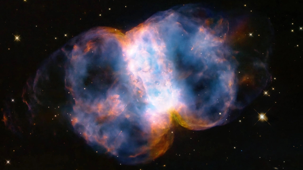 Hubble отмечает 34-ю годовщину захватывающим видом на туманность Маленькая Гантель