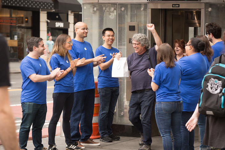 Поддельный Apple Store произвел фурор в Нью-Йорке