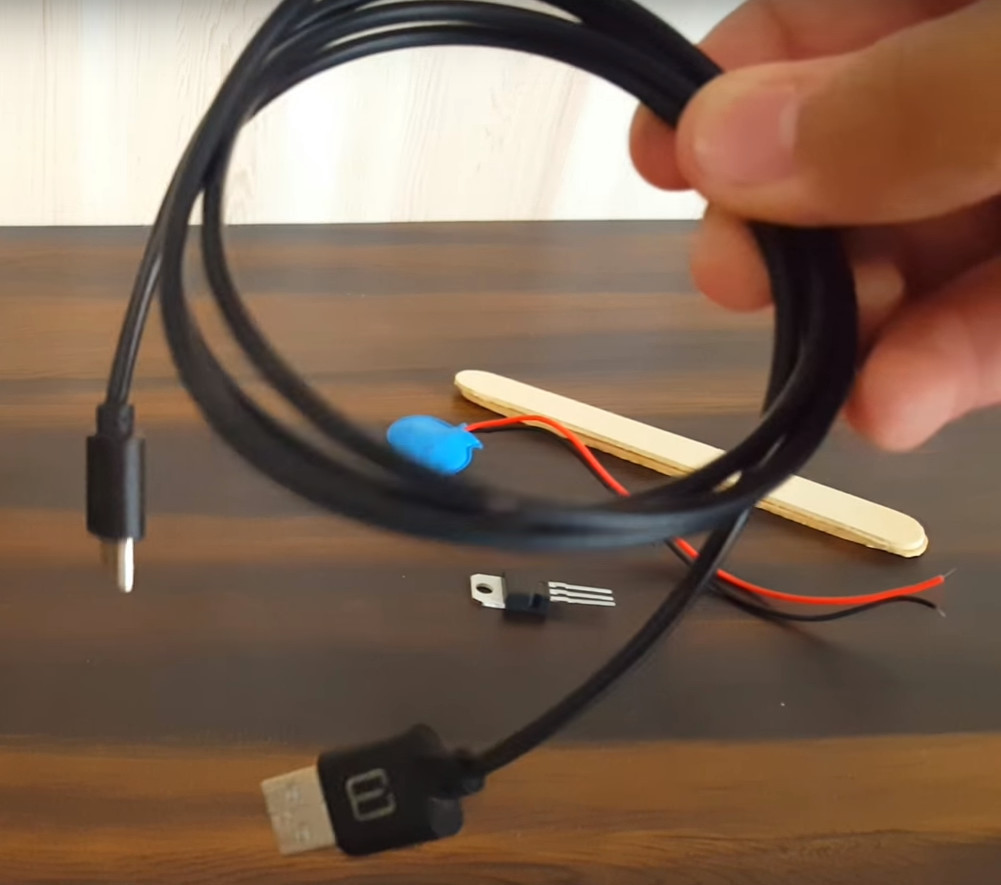 Как зарядить смартфон от обычной батарейки?