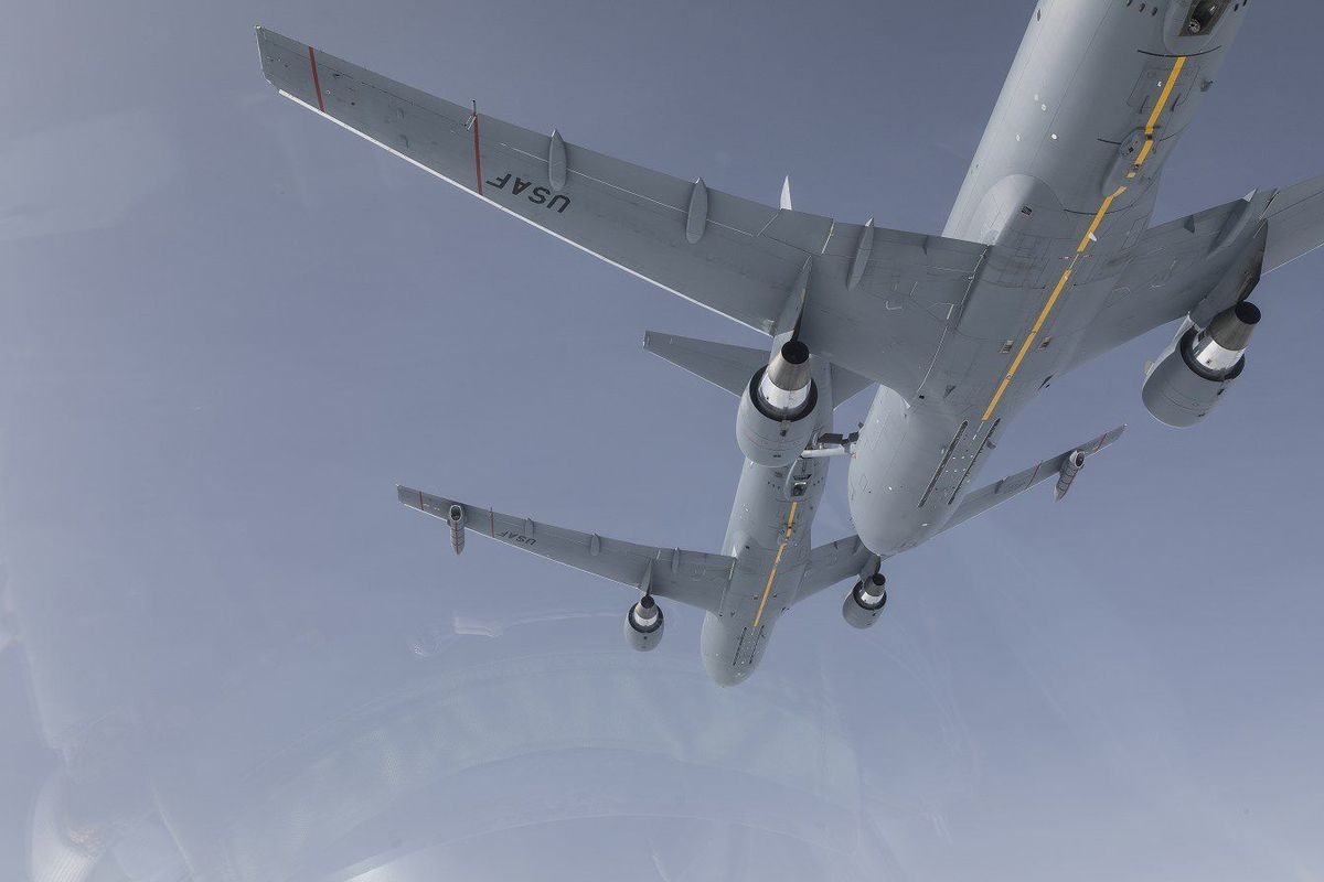 Летающий танкер Boeing заправил в воздухе второй такой же танкер