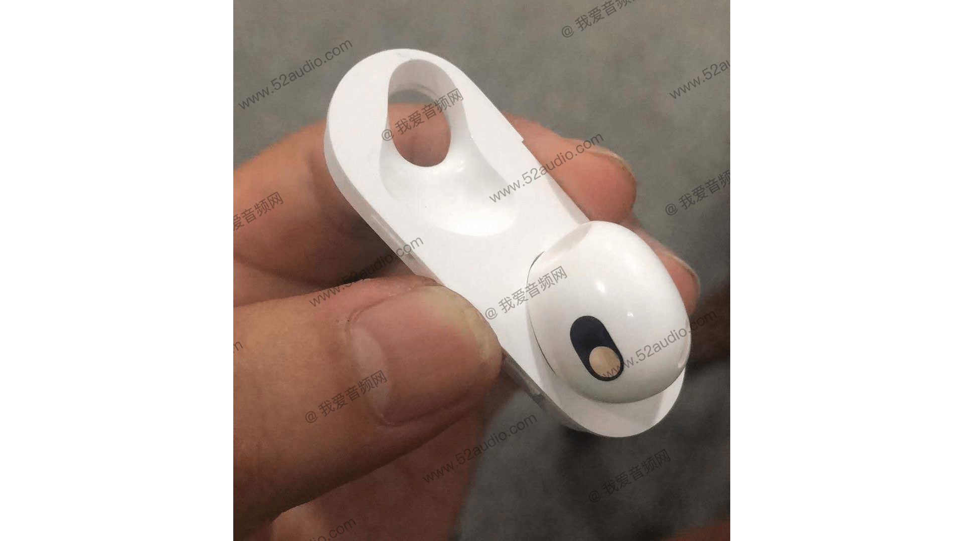 В сети появились, предположительно, фото AirPods 3
