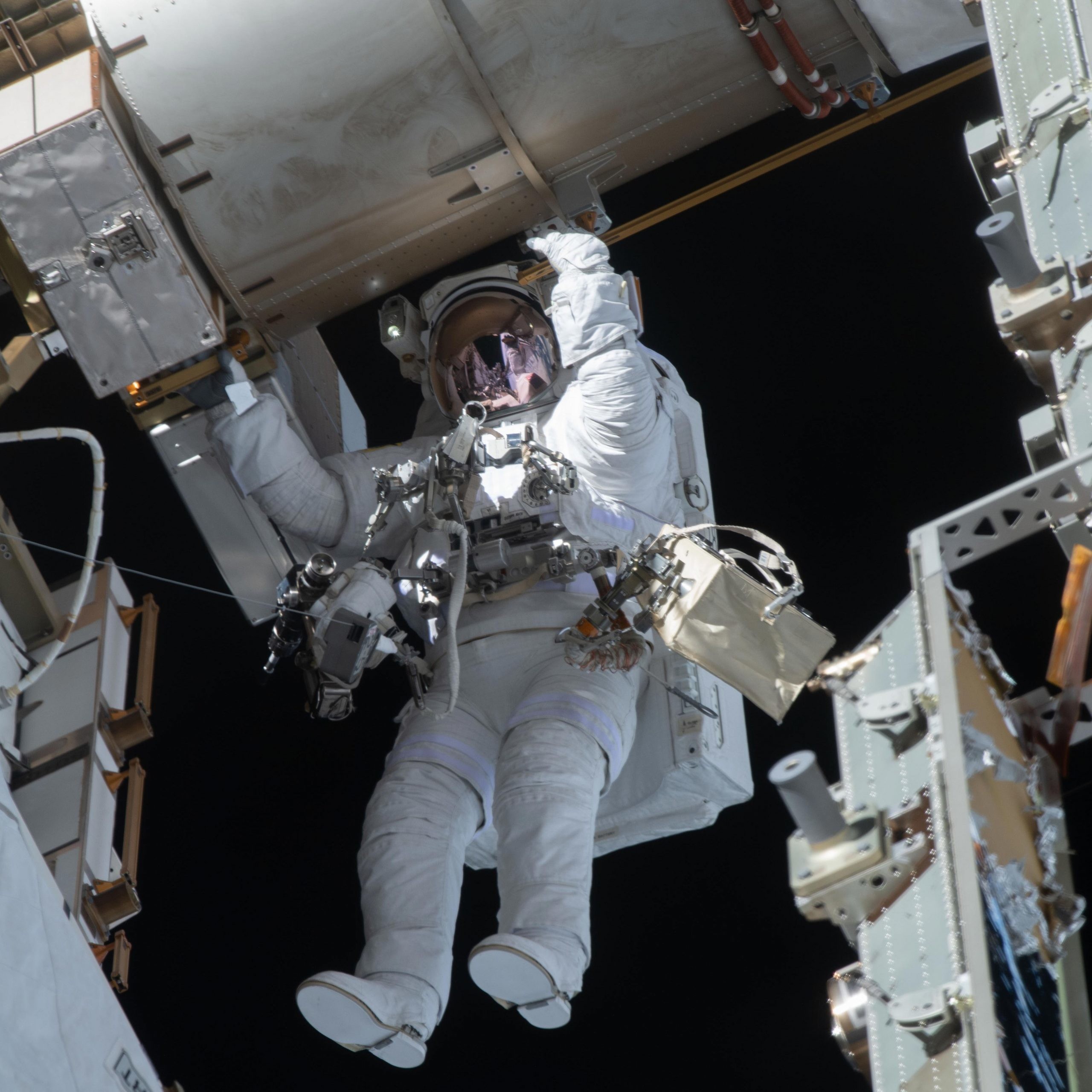 Астронавты NASA завершили работу по модернизации батарей энергосистемы МКС