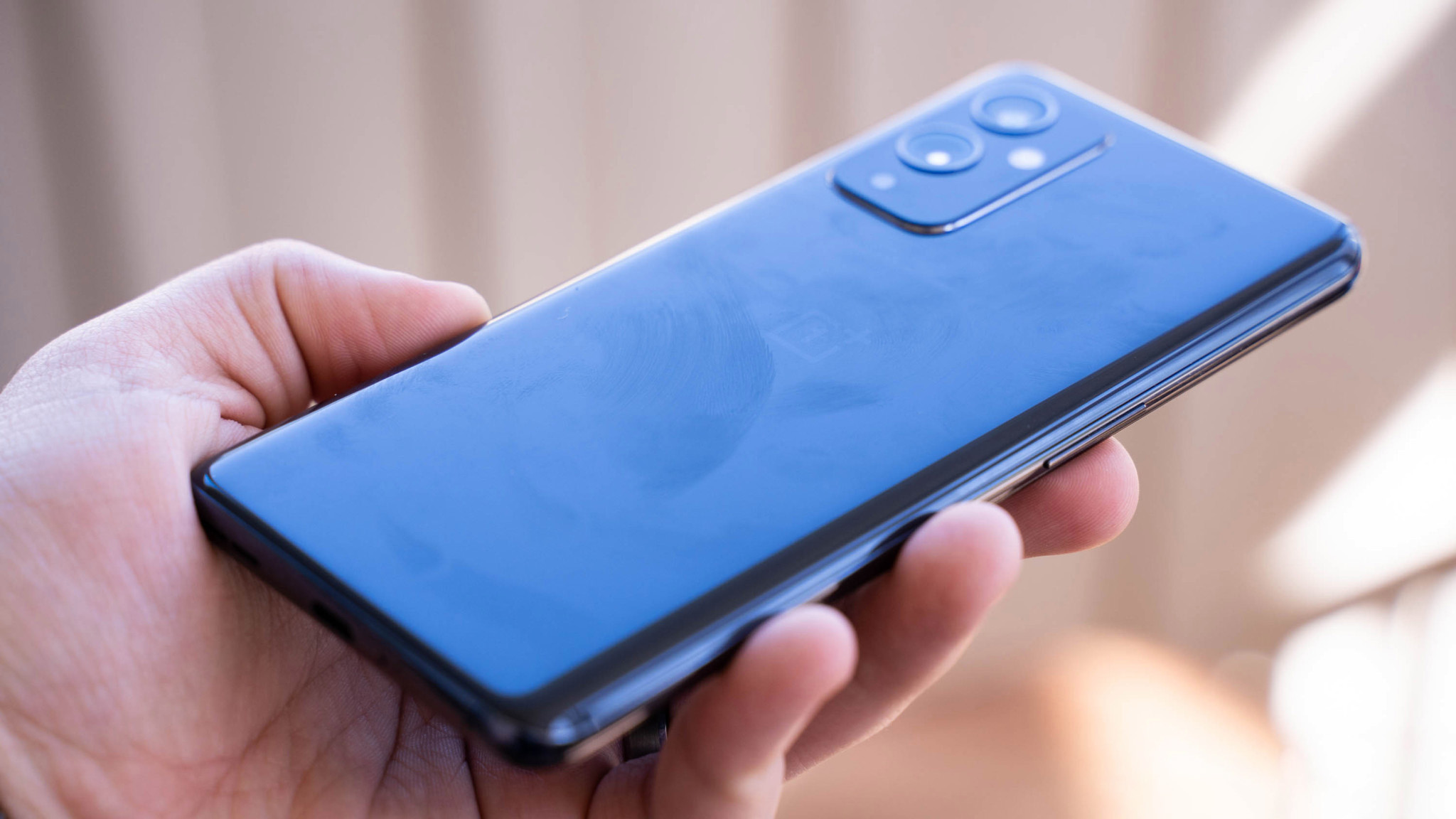 Обзор OnePlus 9: хорошо продуманный шаг назад