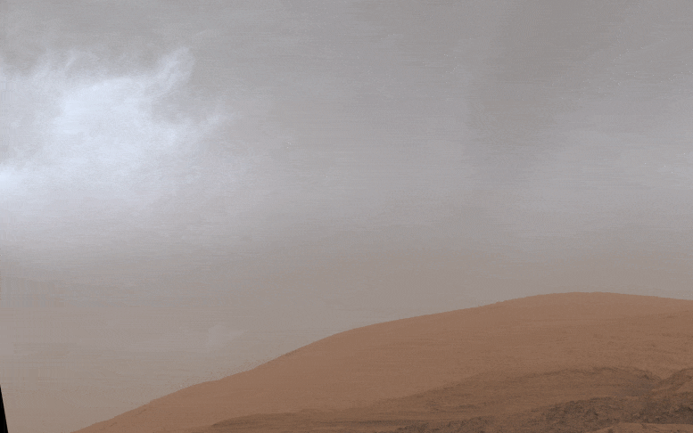 Марсоход Curiosity запечатлел странные облака на Марсе
