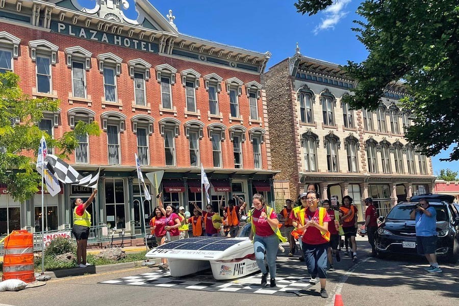 Победителем American Solar Challenge 2021 стал автомобиль собранный студентами 1 Победителем American Solar Challenge 2021 стал автомобиль собранный студентами
