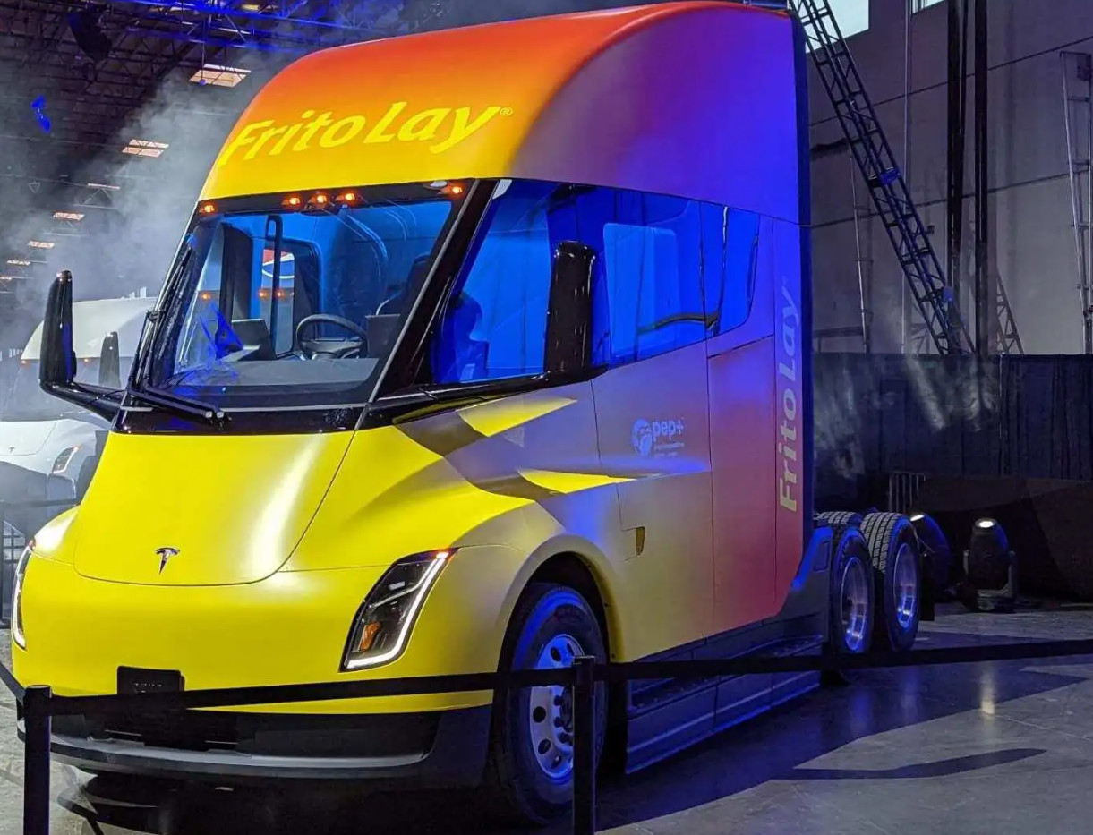 Tesla официально представила полностью электрические тягачи Semi 1 Tesla официально представила полностью электрические тягачи Semi