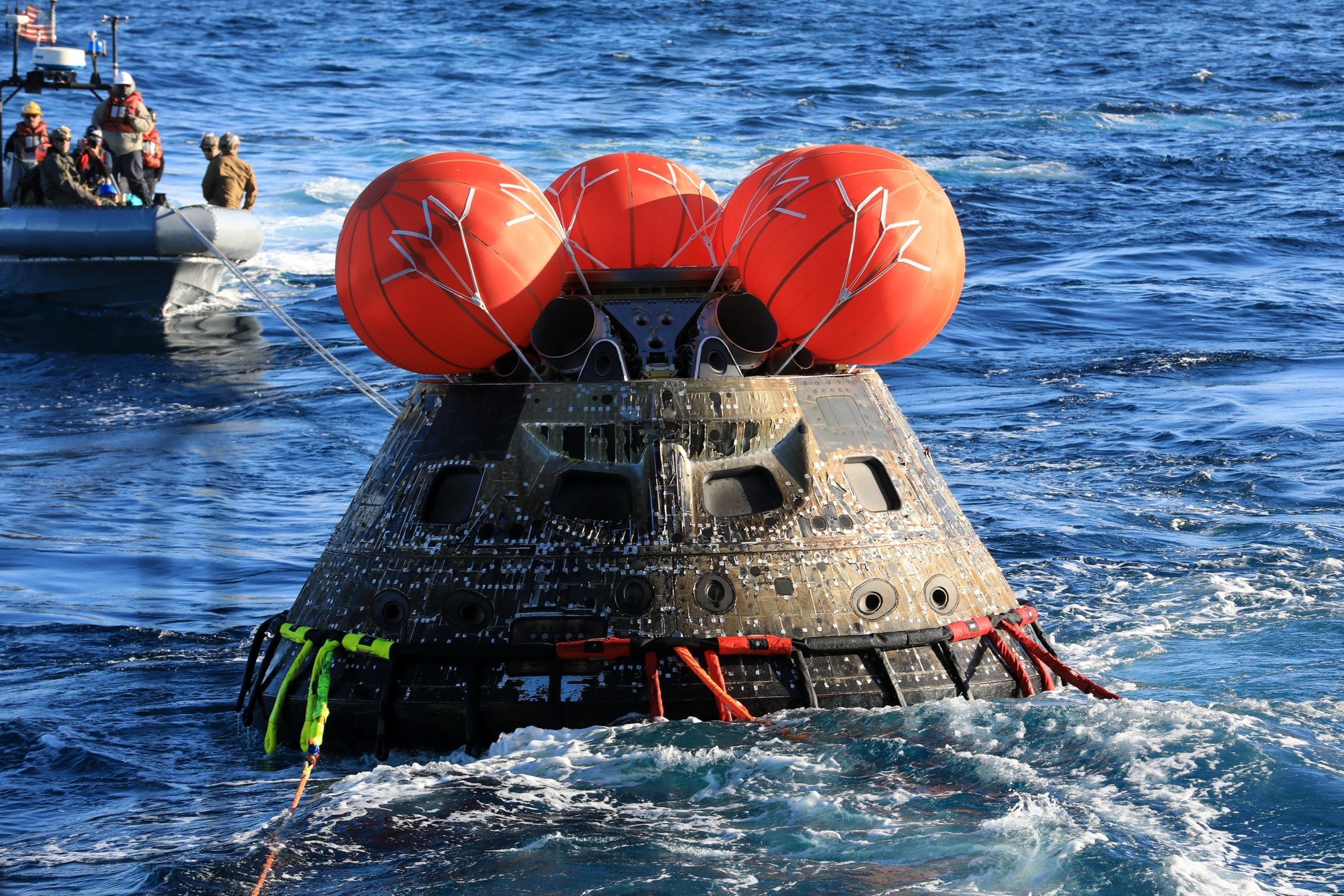 NASA Orion успешно возвращается на Землю завершив историческую миссию на Луну