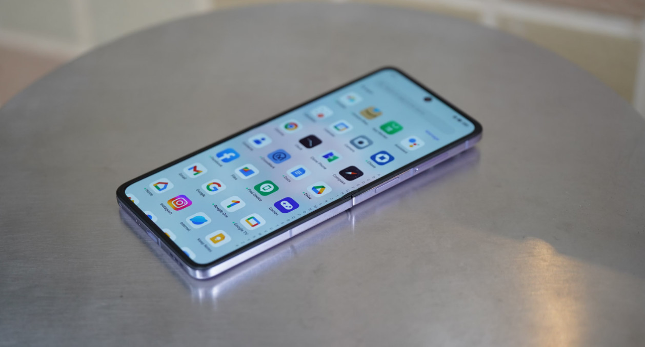 Беглый взгляд на Oppo Find N2 Flip — будущее раскладных смартфонов