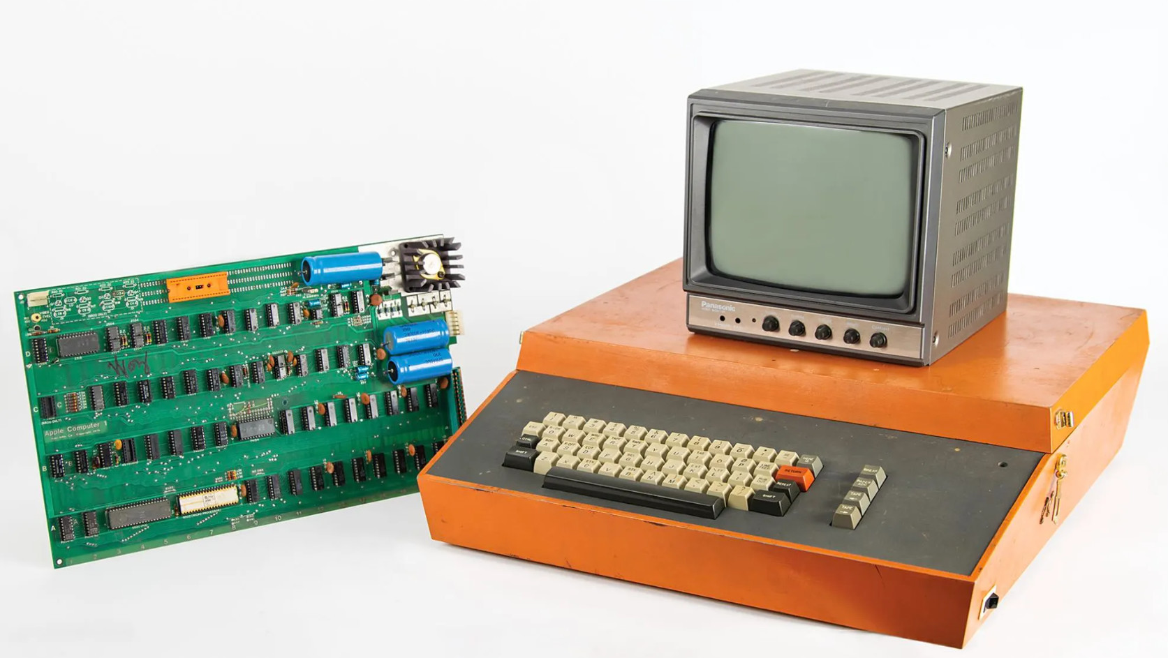 Запечатанный iPhone первого поколения и Apple-1 с подписью Стива Возняка выставлены на аукционе 1 Запечатанный iPhone первого поколения и Apple-1 с подписью Стива Возняка выставлены на аукционе