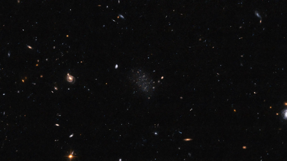 Hubble запечатлел самую маленькую, из известных, галактику